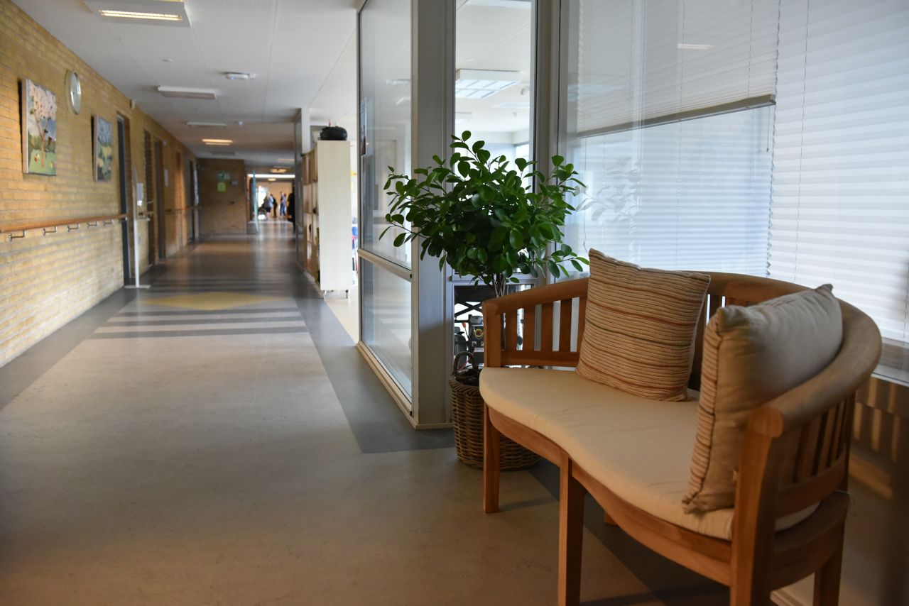 Gang med sofa på Åbakken