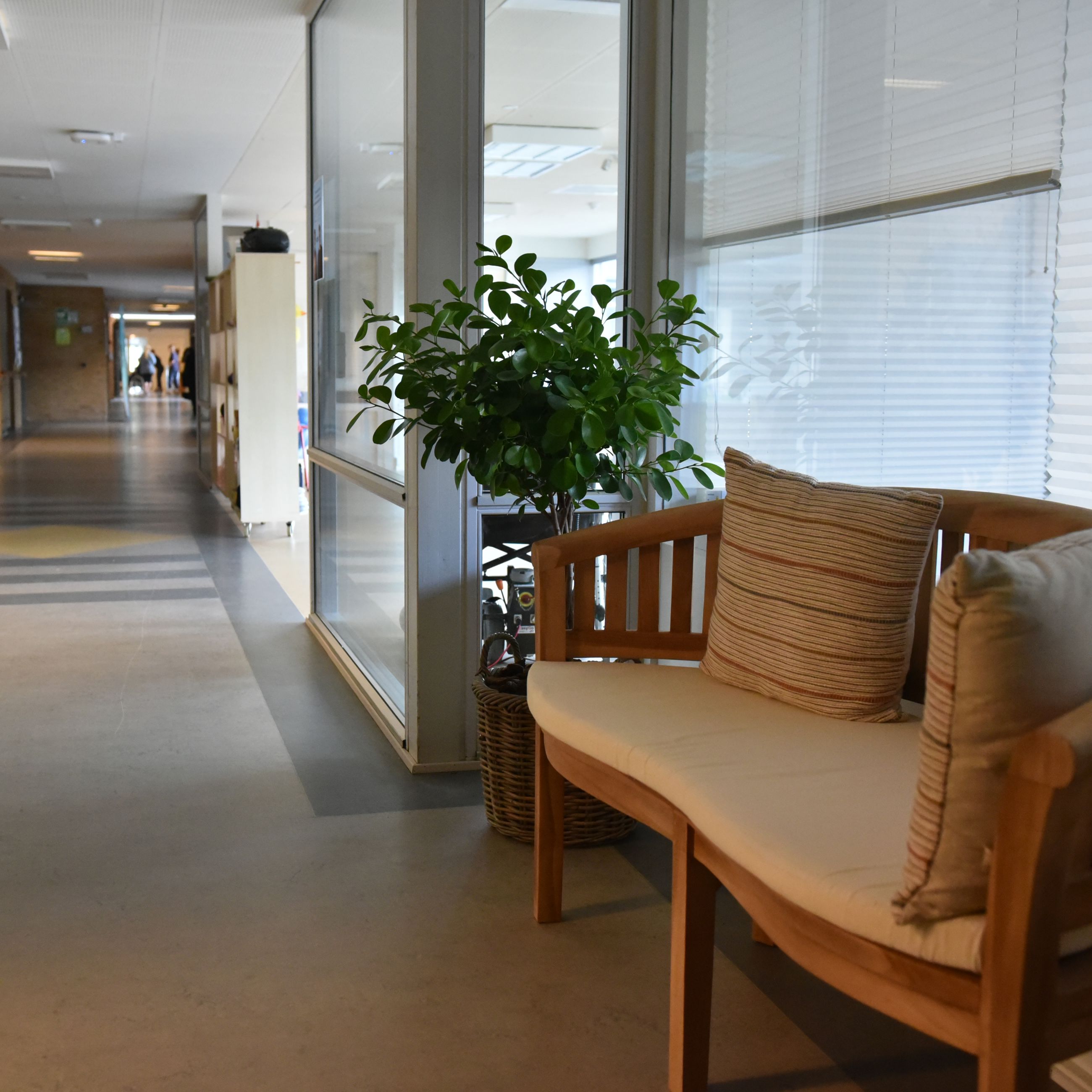 Gang med sofa på Åbakken